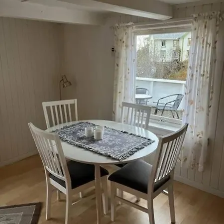 Holiday home Lofoten, Sjarmerende Leilighet I Havkanten. Kabelvag